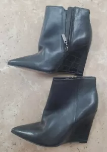 CARVELA KURT GEIGER STIEFELETTE SCHWARZ LEDER KROKO-PRÄGUNG KEILABSATZ GRÖSSE 36 US 6 - Bild 1 von 6