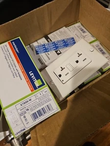 Caja de 10 - Leviton X-7899 - W 20 Amp GFCI OUTLET - Blanco con placa de pared incluida - Imagen 1 de 2
