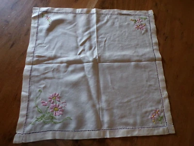 Linge ancien Mouchoir Pochette en soie  ecrue  broderies de fleurs roses - Photo 1/4