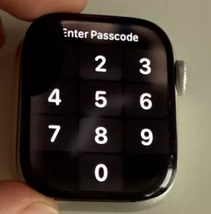 Schermo OLED per Apple Watch Series 7 41mm GPS LTE (punto nero in alto a sinistra) - Foto 1 di 9