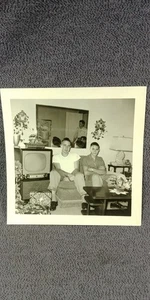 50er Jahre Americana Schnappschuss Foto Weihnachten Wohnzimmer TV Pferd Lampe Uhr E81 - Bild 1 von 6