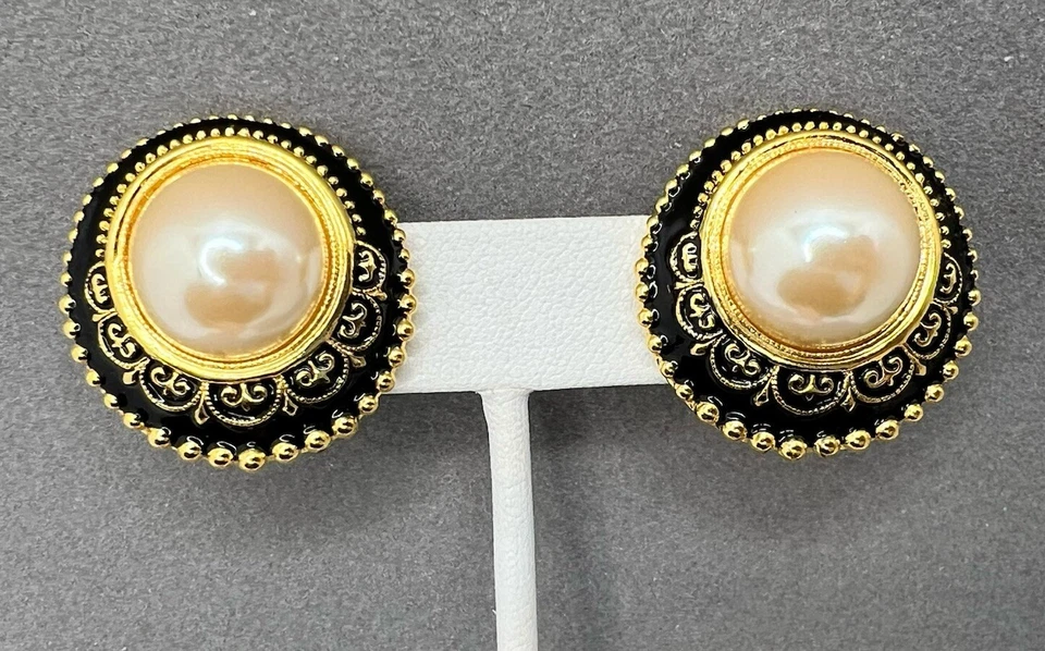Joan Rivers Pendientes Botón Clip Chapado en Oro Esmalte Negro Perla Imitación 1" Foto 1 de 4