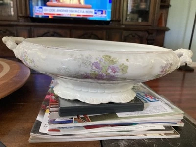 Суповая местность начала 1900-х с фиолетовыми цветами.  Без крышки.  Маркировка - Изображение 1 из 3