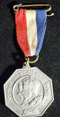 1935 SILVER JUBILEE KING GEORGE V & QUEEN MARY MEDAL Excellent. Our H2018 - Image 1 of 4