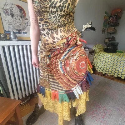 Saia de malha Jean Paul Gaultier com babado estampa tribal dos anos 90 - Imagem 1 de 4