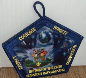 Parche Return Of The Cubs Cub Scout Day Camp 2012 Coraje Honestidad Respeto Brújula - Imagen 1 de 3