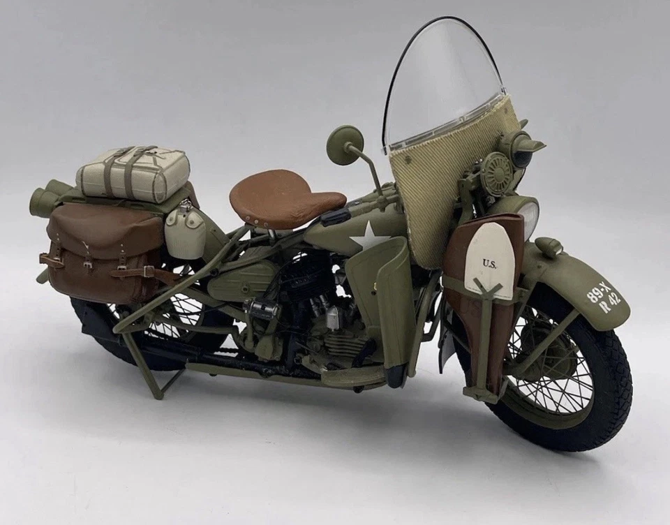 Franklin Mint Harley Davidson 1942 WLA War Motorcycle  W/ Accessories 1:10 Scale - Image 1 of 4