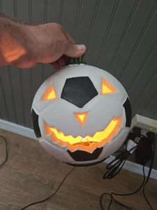 Balón de fútbol HALLOWEEN Jack-O-Lantern calabaza enchufable espuma iluminada blanco/negro - Imagen 1 de 8
