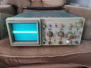 Tektronix 2215A 60mhz oscilloscope - Picture 1 of 7