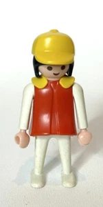 Vintage 1974 ~ PLAYMOBIL GEOBRA ~ Niña con un vestido rojo con cuello amarillo - Imagen 1 de 3