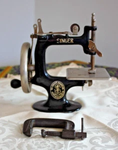 SINGER antique model 20 original miniature Sewing Machine CIRCA 1930s - Picture 1 of 9