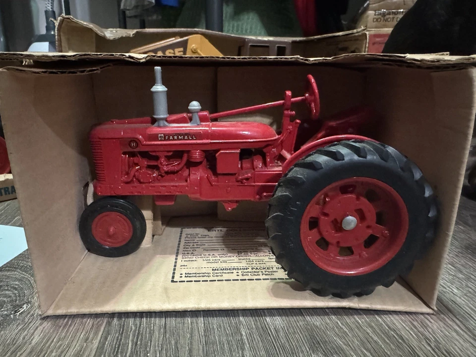 Nuovo con scatola ERTL Farmall H 1:16 - Immagine 1 di 4