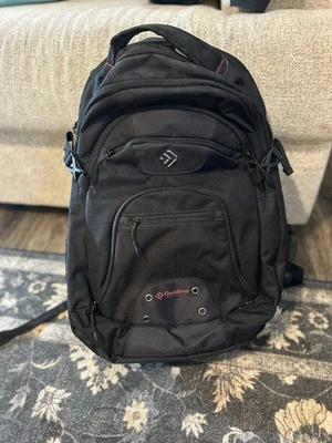 Mochila de día para productos de exterior con varios bolsillos negra Foto 1 de 4