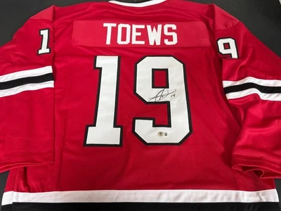 Camiseta deportiva personalizada roja firmada por Jonathan Toews Blackhawks Beckett Witness holograma - Foto 1 de 3
