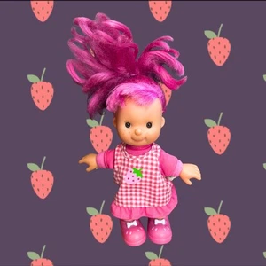 Vintage Gi Go Strawberry Fruit Kiss Kids, Pink Hair, Soft Body - Picture 1 of 13