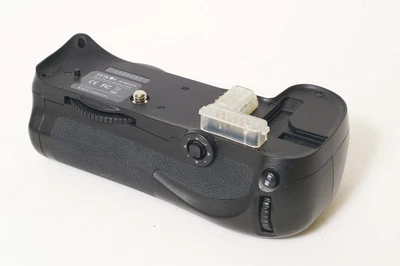 C04053~ ZEIKOS ZE-NBG300 PRO Multi-Power Pack for Nikon D300/300S & D700 - Image 1 of 4