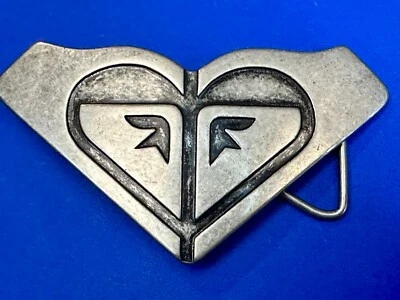 Forma de corazón en flechas triangulares tono plata recorte logotipo?  Hebilla de cinturón Foto 1 de 4