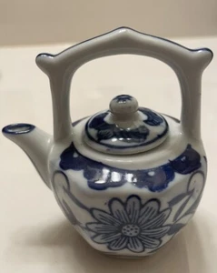 Mini tetera floral azul/blanco de porcelana Bella Casa de Ganz 3 1/2 pulgadas de alto - Imagen 1 de 7