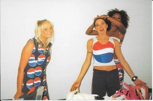LOT #51 - OFFIZIELLE SPICE GIRLS ANSICHTSKARTE - NEUWERTIG - KOSTENLOSER VERSAND WELTWEIT - Bild 1 von 2