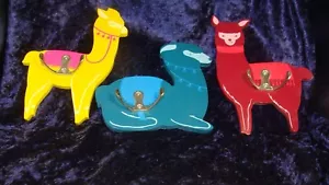 JUEGO DE TRES GANCHOS DECORATIVOS PARA PLACA DE PARED LLAMA ~ 6”x4” ~ Madera ~ Ideal para habitación infantil - Imagen 1 de 4