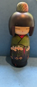 Japanische Kokeshi Holzpuppe 8 Zoll HERGESTELLT IN JAPAN grüner Kimono Iris - Bild 1 von 6