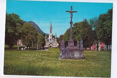 Lourdes L'esplanade Et La Basilique-carte Postale- Ref 2092 • 2.53€
