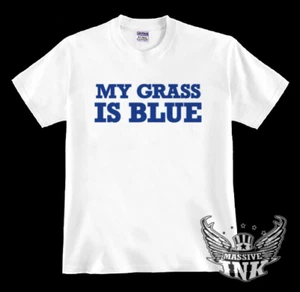 MY GRASS IS BLUE Bluegrass Skynyrd Fan Bassgitarre Banjo SHIRT Herren Damen Kinder - Bild 1 von 1