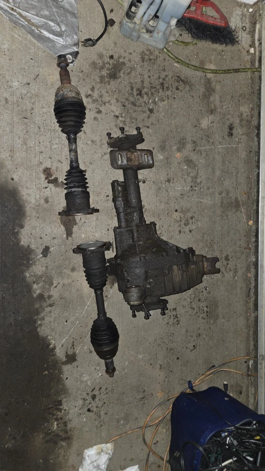 00-06 GMC Yukon XL 1500 Front Differential/Carrier With Axles (3.42 GU6) - Image 1 of 2
