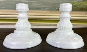 Kemple Milchglas Spitze und Tautropfen Paar Kerzenhalter für Kegel um 1948 - Bild 1 von 6