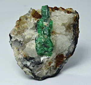 Natural Green Color Emerald Crystal On Quartz Matrix 85 Carat - Picture 1 of 5
