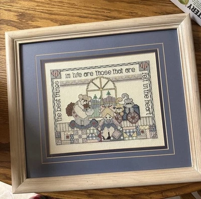 Cuadro vintage de osos de peluche y gatos con marco de madera cruzada diciendo Foto 1 de 4