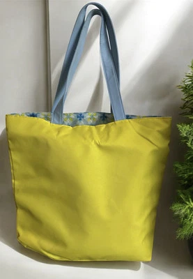 Clinique Shoulder Shopping Travel Tote Beach yellow / blue Reversible bag - Image 1 of 4