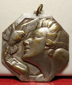 Raro 45mm Colgante Francés Medalla Art Deco Por Ray Pelletier Mujer y Paloma Palomas  - Imagen 1 de 3