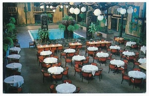 Postal Tikki Tótem Courtyard Fort Nelson Motor Hotel BC Piscina Salón Restaurante - Imagen 1 de 2