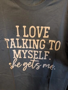 T-shirt grafica blu con testo 'Amo parlare con me stesso. Lei mi prende.' - Foto 1 di 4