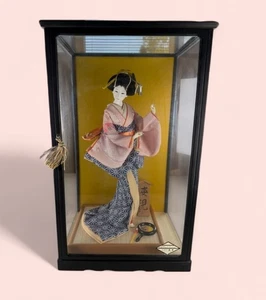 Authentische Vintage japanische Geisha Puppe + 21" Vitrine Glaskasten + Zubehör - Bild 1 von 21