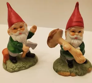 Juego de 2 figuras de cerámica vintage de gnomo forestal que sostienen hongos y hachas - Imagen 1 de 7