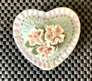 HEART SHAPE WITH THREE FLOWERS CERAMIC TWO PIECE PILL BOX 2 1/2" X 2 1/2" - Picture 1 of 4