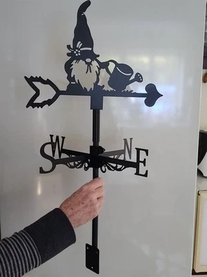 Bandiera meteorologica in metallo nuova (altra) con gnomo e irrigatore altezza 231/2" larghezza 111/2" - Immagine 1 di 4