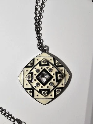 Colar de cristal branco e preto esmaltado Casa Branca/Mercado Negro - Imagem 1 de 3