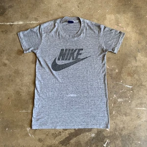 VINTAGE 80s NIKE GRAY T-SHIRT SZ S (SOFT, THIN & DISTRESSED) BLUE TAG 70s - Picture 1 of 9