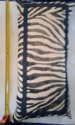Almohada de peinado (fondo de rayas cebra blancas y negras) usada  Foto 1 de 4