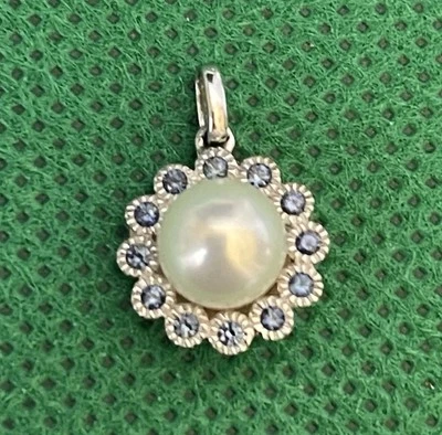 Dije colgante de 12 zafiros azules con perlas redondas genuinas de oro blanco de 14k de 7 mm 1,7 gramos Foto 1 de 4