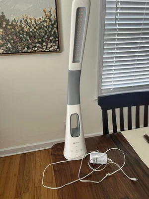 Lâmpada de mesa OttLite ventilador, LED, TFan, controle de sofá, modelo #NLB100, branco/cinza, 18x4,6x4" - Imagem 1 de 2