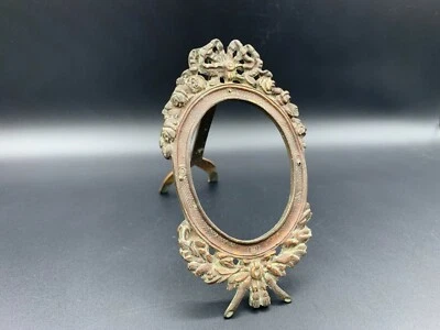 Antiguo marco de fotos ovalado miniatura bronce ornamentado caballete cinta 5 5/8" Foto 1 de 4