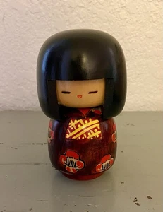 KOKESHI Holz Puppen Kimono mit roten Blumen Handarbeit signiert 4,25” und 3” breit - Bild 1 von 6
