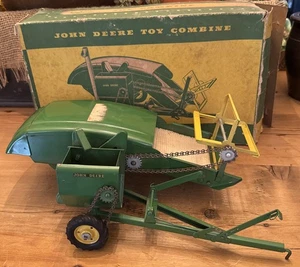 VINTAGE 1950s JOHN DEERE TOY COMBINE WITH BOX - Picture 1 of 15