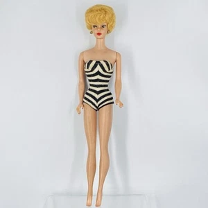 1958 blonde Bubblecut Barbie Puppe mit Badeanzug römische Ziffer Datum auf Unterseite - Bild 1 von 17