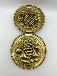 Zwei (2) kleine messingfarbene Wandtaschen mit Zinn-Obstprägung - Bild 1 von 3
