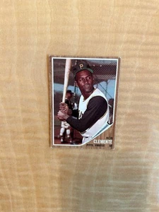1962 TOPPS BASEBALL #10 ROBERTO CLEMENTE!! NICELY CENTERED!! (SMALL WRINKLE) - Picture 1 of 2